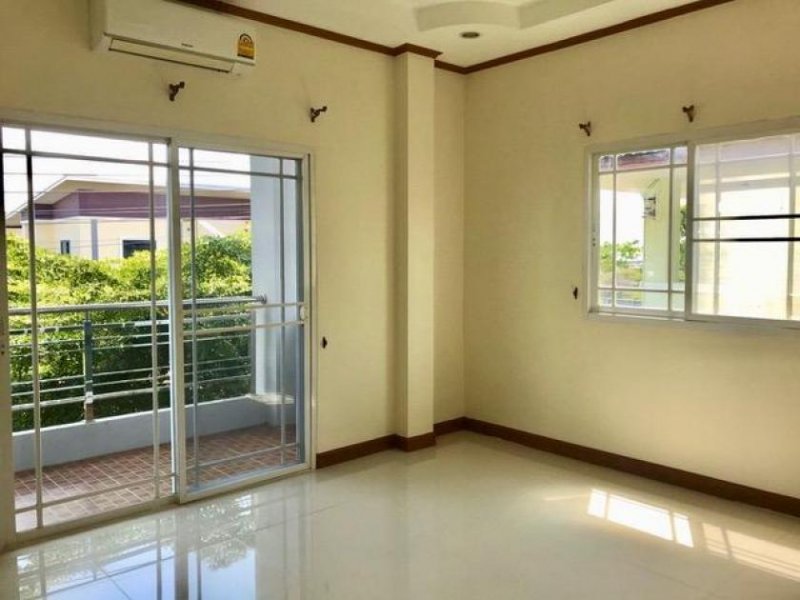 Nakhonratchasima 2-geschossige Villa Pandingthon in Nakhonratchasima, Naimuang Haus 