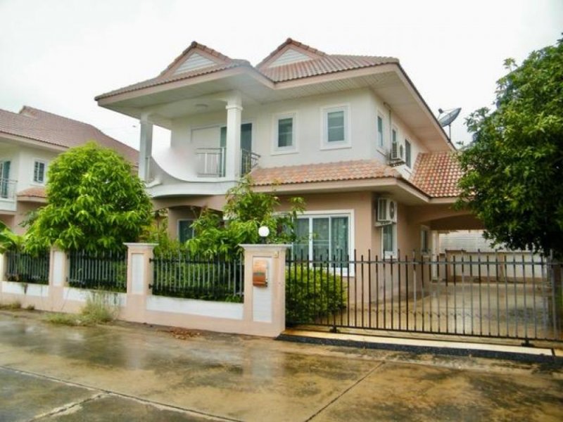 Nakhonratchasima Exklusive Villa in Suranaree, Korat Südwest, teilmöbliert. Haus 