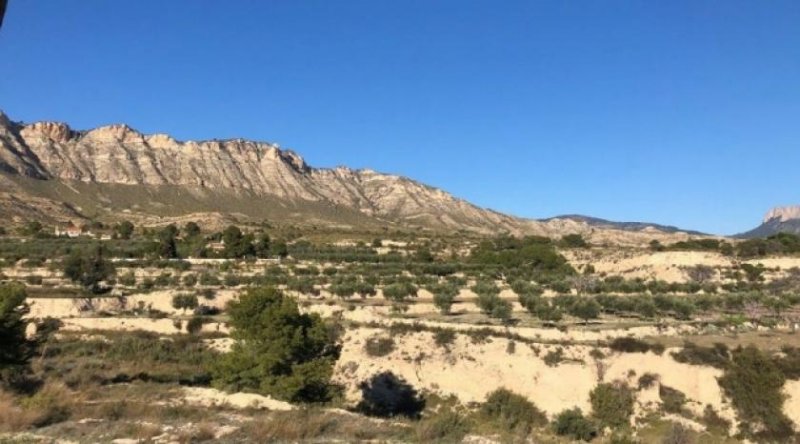 Jijona Finca mit einem Grundstück von 17.000 m² und einer Villa zur Fertigstellung von ca. 500 m² in einer sehr schönen Landschaft!