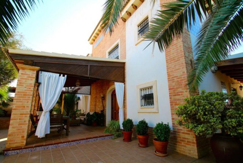 Torrevieja Exklusive Villa mit 6 Schlafzimmern und beheiztem Privatpool Haus kaufen