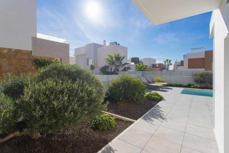 Torrevieja ***Exklusive Villen mit 3 Schlafzimmern, Klimaanlage, Fußbodenheizung, Keller, Dachterrasse und Privatpool nur 300 m vom Haus