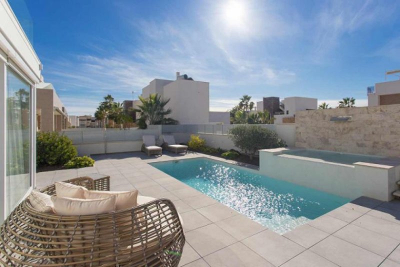 Torrevieja ***Exklusive Villen mit 3 Schlafzimmern, Klimaanlage, Fußbodenheizung, Keller, Dachterrasse und Privatpool nur 300 m vom Haus