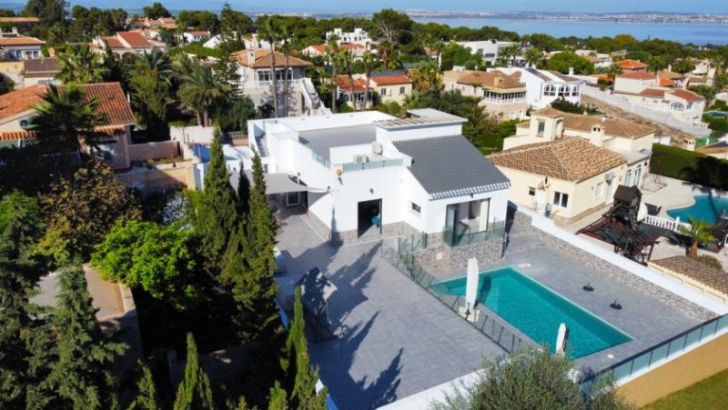 Torrevieja Luxusvilla in erhöhter und sonniger Lage von Los Balcones Haus kaufen