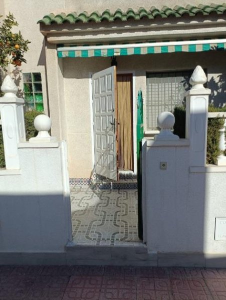 Torrevieja Reihenhaus mit 3 Schlafzimmern mit Gemeinschaftspool Haus kaufen