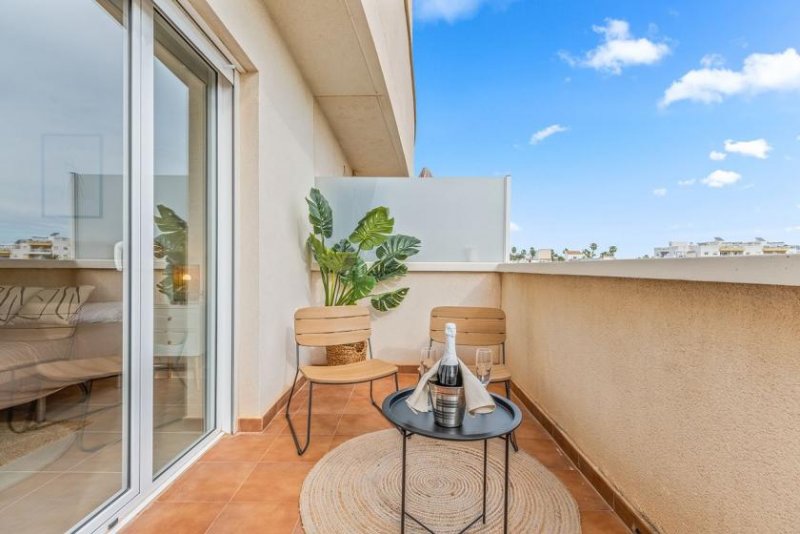 Orihuela Costa Appartements mit 2 Schlafzimmern, 2 Bädern, Klimaanlage, Kfz-Stellplatz und Gemeinschaftspool inmitten dreier Golfplätze