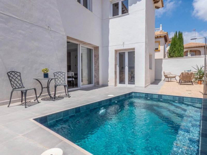 Orihuela Costa Komplett renovierte Villa mit 3 Schlafzimmern, 3 Bädern, Dachterrasse und Privatpool in La Zenia Haus kaufen