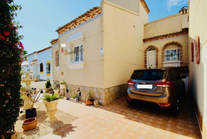 Orihuela Costa Zweigeschossige Villa mit 2 Schlafzimmern, 2 Bädern, Wintergarten und Privatpool Haus kaufen