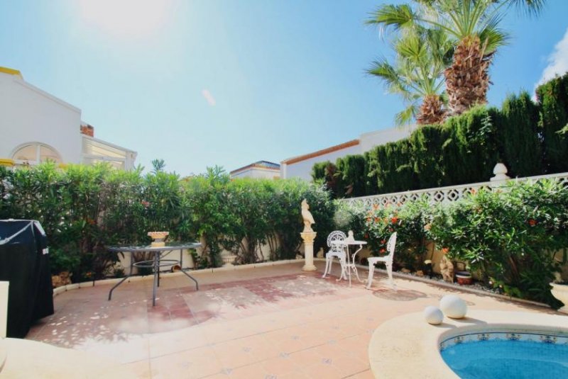 Orihuela Costa Zweigeschossige Villa mit 2 Schlafzimmern, 2 Bädern, Wintergarten und Privatpool Haus kaufen