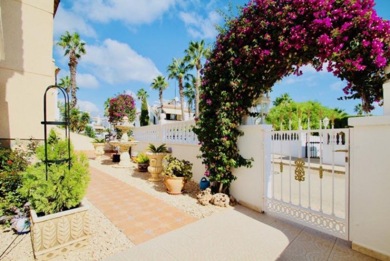 Orihuela Costa Zweigeschossige Villa mit 2 Schlafzimmern, 2 Bädern, Wintergarten und Privatpool Haus kaufen