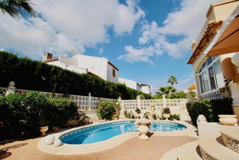 Orihuela Costa Zweigeschossige Villa mit 2 Schlafzimmern, 2 Bädern, Wintergarten und Privatpool Haus kaufen