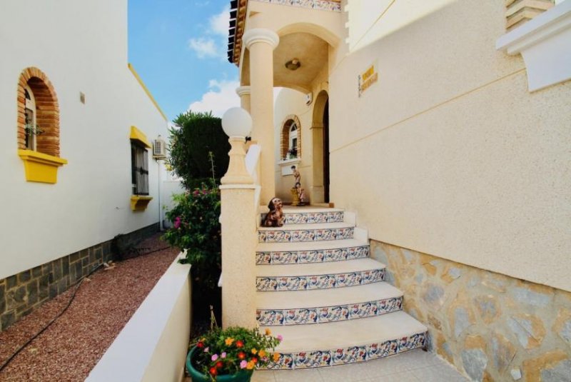 Orihuela Costa Zweigeschossige Villa mit 2 Schlafzimmern, 2 Bädern, Wintergarten und Privatpool Haus kaufen