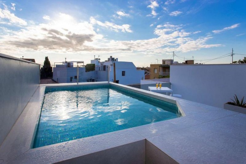 Torre de la Horadada In Spanien. Villa direkt am Meer mit Infinity-Pool und Meerblick. Schlüssel bereit Haus kaufen