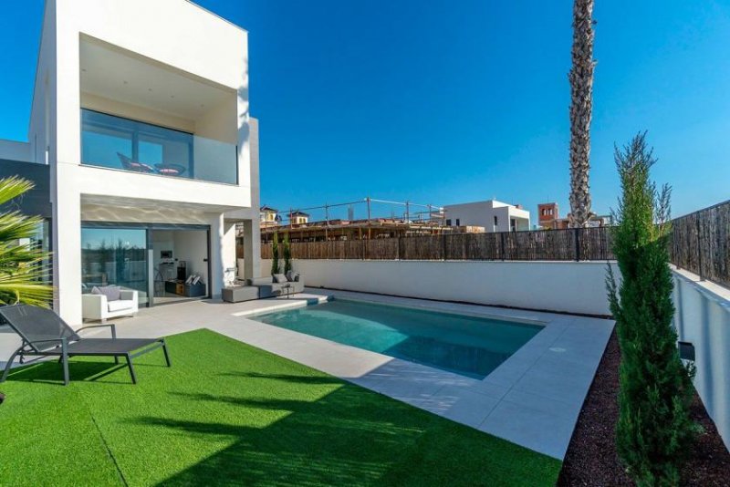 La Marina Wunderschöne Villen mit 3 Schlafzimmern, 3 Bädern, Dachterrasse und Privatpool nur 500 m vom kilometerlangen Sandstrand Haus