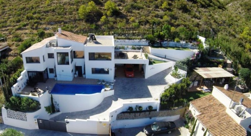 Denia Schöne Villa mit 3 Schlafzimmern, 3 Badezimmern in sonniger und ruhiger Lage am Montgo mit herrlichem Meerblick, einem großen