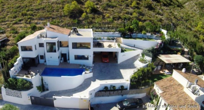 Denia ***Schöne Villa mit 3 Schlafzimmern, 3 Badezimmern in sonniger und ruhiger Lage am Montgo mit herrlichem Meerblick, einem Pool,