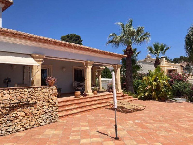 Moraira Großzügige Villa mit Garage, Pool, wunderschönem Garten und Meerblick nur 600 m vom Strand Haus kaufen