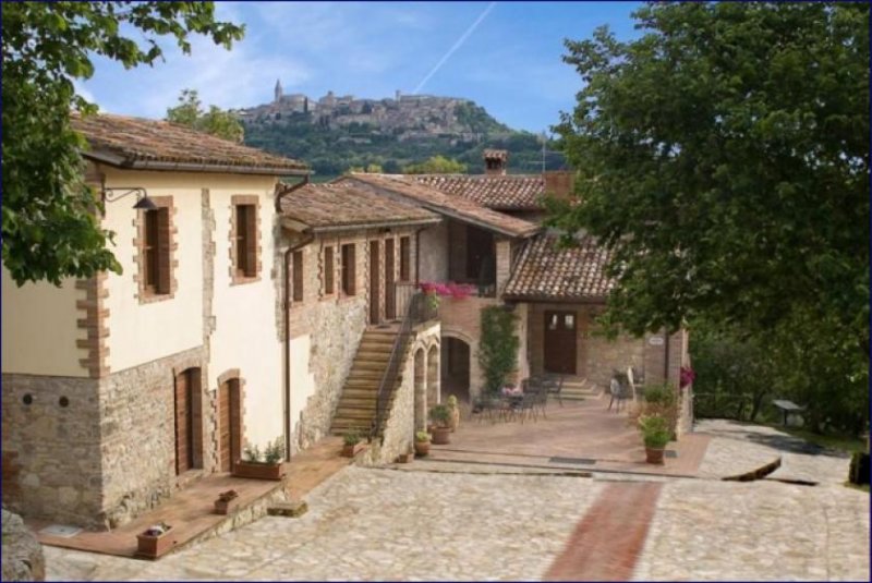 Todi ***Altes großes Bauernhaus mit 70 Hektar Landfläche, in Todi sucht neuen Eigentümer***. Haus kaufen