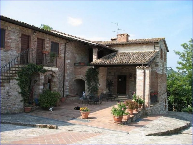 Todi ***Altes großes Bauernhaus mit 70 Hektar Landfläche, in Todi sucht neuen Eigentümer***. Haus kaufen