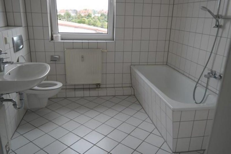 Leuna Gemütliche und gut vermietete 2-Zimmer mit Terrasse, Wanne, Dusche und Stellplatz in ruhiger Lage! Gewerbe kaufen