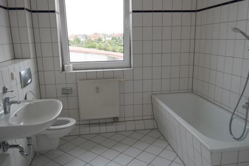 Leuna Gemütliche und gut vermietete 2-Zimmer mit Terrasse, Wanne, Dusche und Stellplatz in ruhiger Lage! Wohnung kaufen