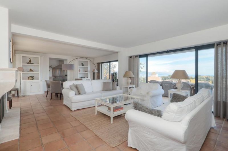 Cannes SANREALTY | Helle und geräumige Villa an der Côte d´Azur in Cannes, in prominenter Position und gesicherter Wohnresidenz mit