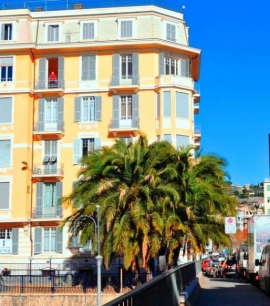 Sanremo large apartment with high ceilings and murals, with a beautiful view of the sea Wohnung kaufen