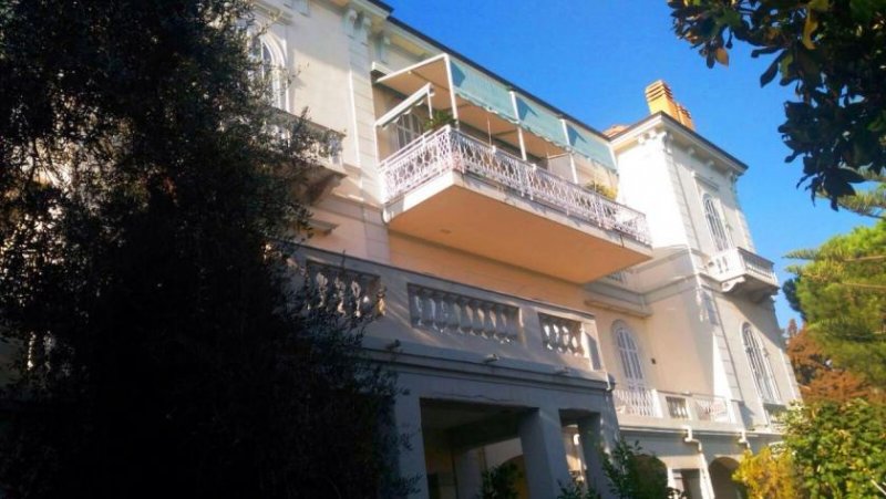 Sanremo Villa consisting of 14 apartments with Pool and view of the sea and the gardens Haus kaufen