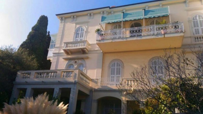 Sanremo Villa consisting of 14 apartments with Pool and view of the sea and the gardens Haus kaufen