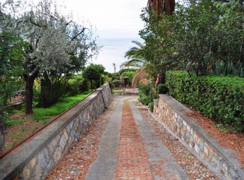 Sanremo VILLA DA RISTRUTTURARE VICINO AL MARE CON GRANDE GIARDINO Haus kaufen