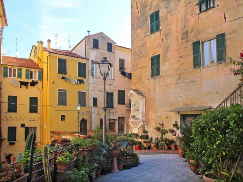 Imperia Villa mit Haupthaus und Nebenhaus Haus kaufen