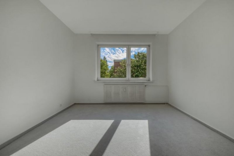 Hamburg HELLE, RUHIGE UND GEPFLEGTE WOHNUNG MIT GROSSEM BALKON NAHE BERNER GUTSPARK MIT PERFEKTER ANBINDUNG! Wohnung kaufen