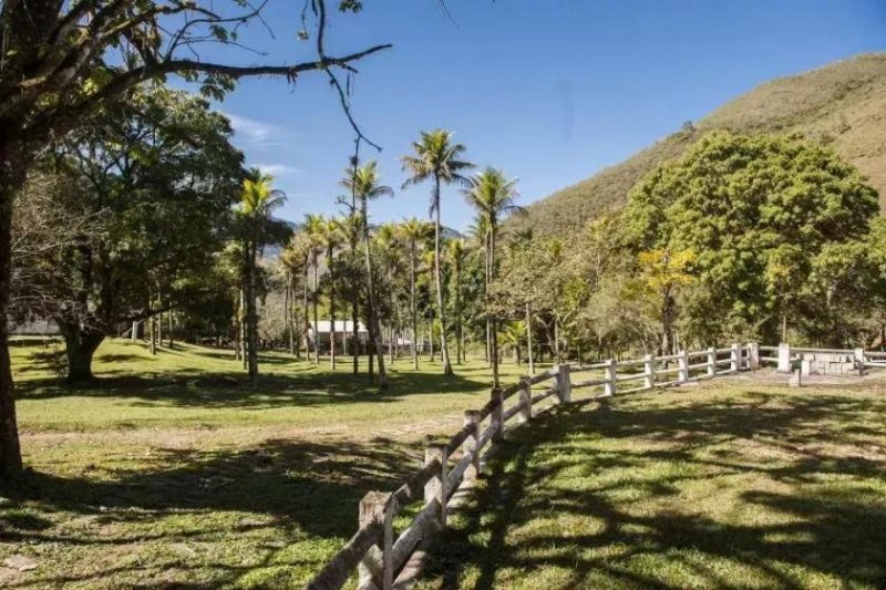 Cachoeiras de Macacu Farm Fazenda 413 ha mit Wasserfall - BRA11TOCA Gewerbe kaufen