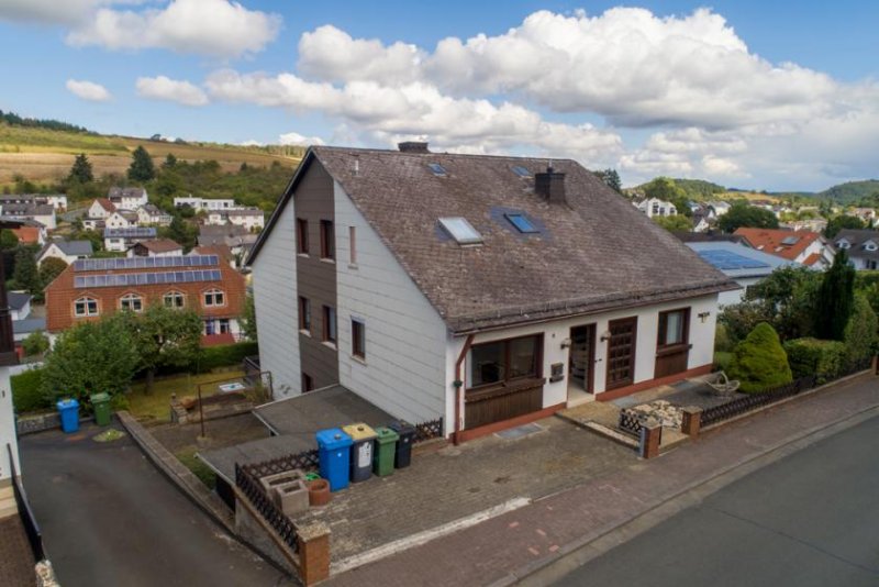 Bad Endbach ++ KRAG Immobilien ++ Mehrgenerationenhaus – mehr Platz und Balkone ++ Ortsmittelage mit Aussicht ++ Haus kaufen