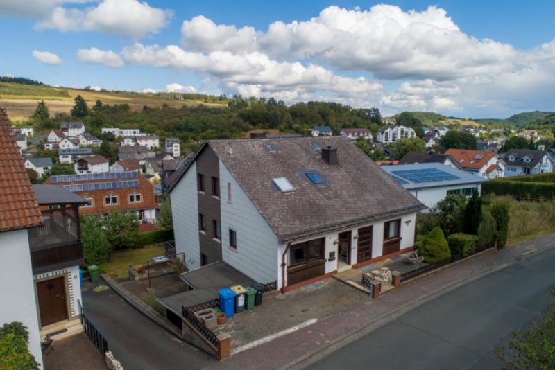 Bad Endbach ++ KRAG Immobilien ++ Mehrgenerationenhaus – mehr Platz und Balkone ++ Ortsmittelage mit Aussicht ++ Haus kaufen