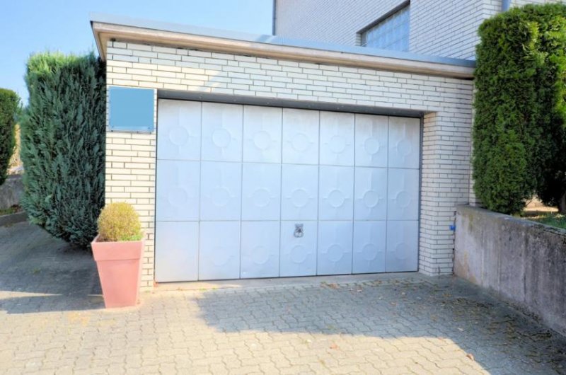 Holzminden 1- Familienwohnhaus, Einliegerwohnung möglich, Garage, Garten mit überdachtem Freisitz Haus kaufen