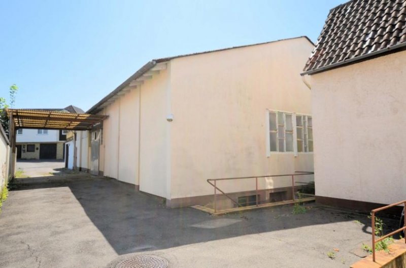 Holzminden Sanierungsbedürftiges Wohnhaus mit Gewerbehalle und Garage Haus kaufen