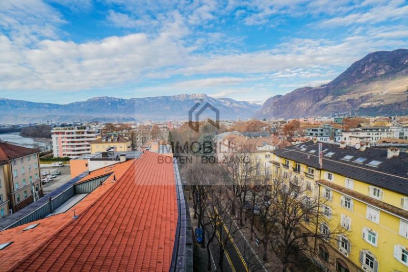 Bozen Sehr große Attikawohnung mit Panoramaaussicht im Zentrum zu verkaufen Wohnung kaufen