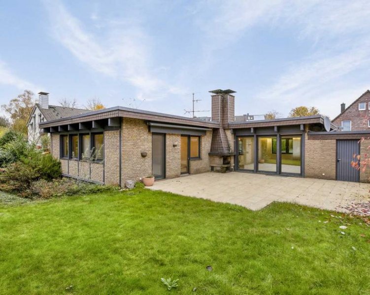 Ratingen Stilvoller Bungalow - Wohnen auf einer Ebene mit Kamin in Ratingen-Hösel Haus kaufen