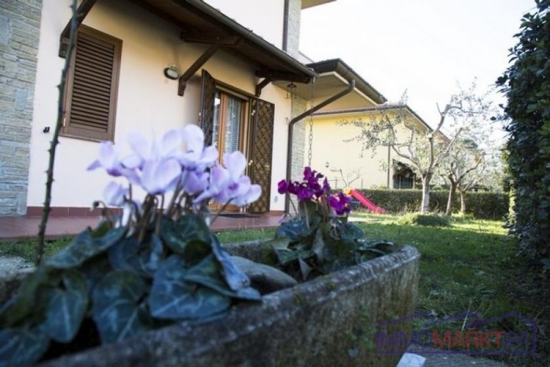 Pescia Kürzlich erbaute Villa auf drei Ebenen Haus kaufen