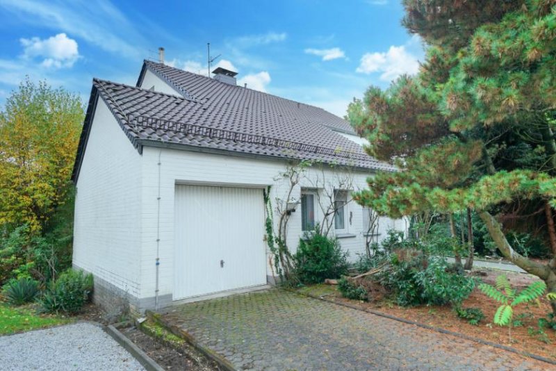 Bergisch Gladbach Freistehendes EFH mit Einliegerwohnung, Pool und Garage in BG-Paffrath Haus kaufen