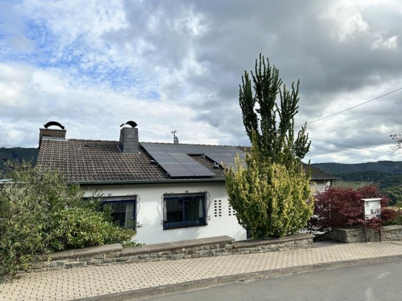 Simmerath Fantastische Aussicht über die Eifellandschaft: Zweifamilienhaus in Dedenborn. Haus kaufen