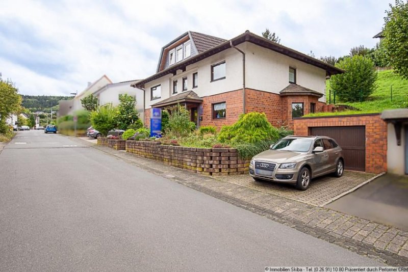 Adenau Großzügiges Einfamilienhaus mit Einliegerwohnung und Garagen in Adenau Haus kaufen