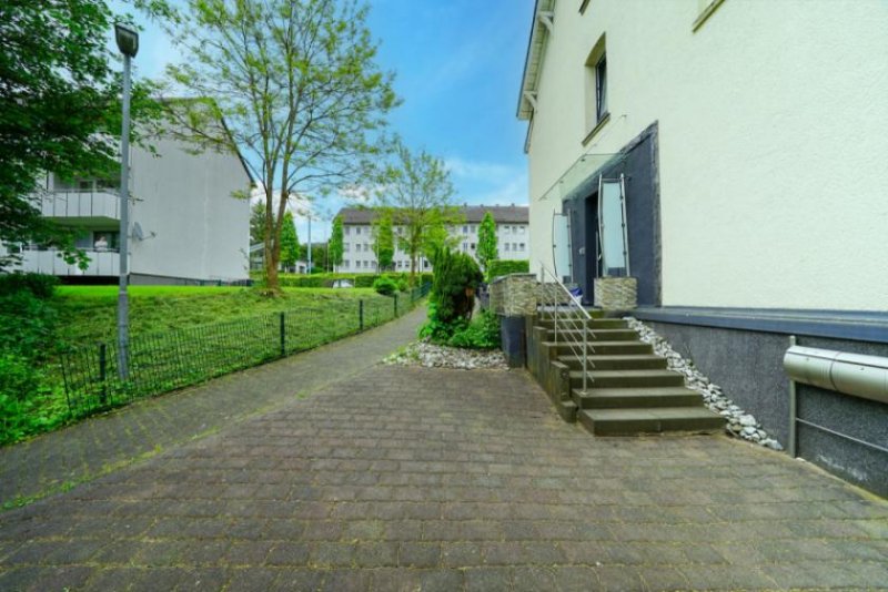 Olpe OLPE: PROVISIONSFREI: Voll-vermietetes, charmantes Altbau-3FH bietet sicheres Invest! Gewerbe kaufen