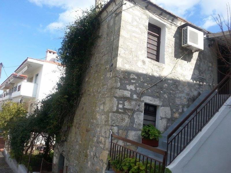 Chalkidike Kriopigi Eine der wenige erhaltene Wunderschöne traditionelle, einmaliges Steinhaus in Chalkidike Kriopigi Haus kaufen