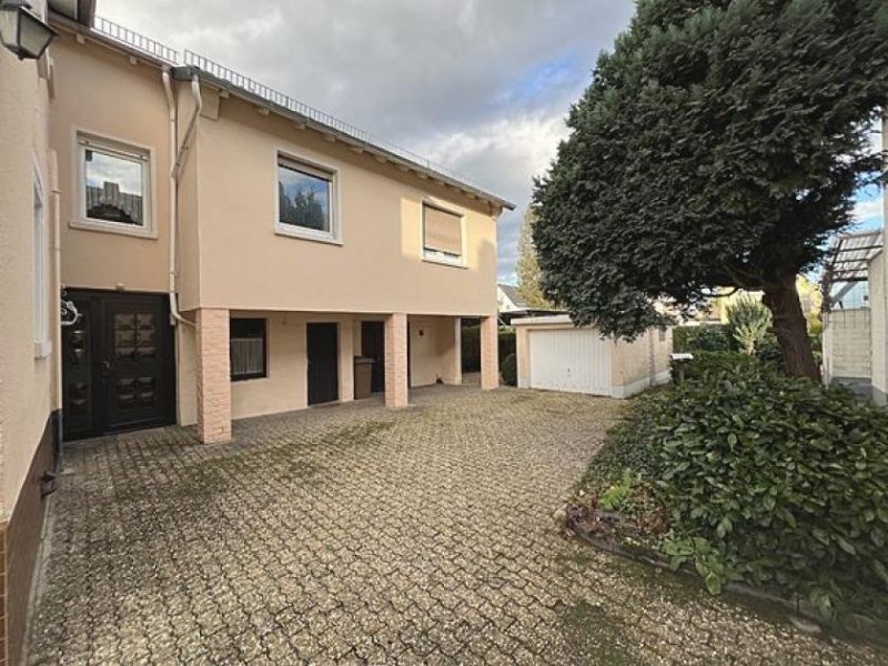 Raunheim Charmantes Einfamilienhaus mit großem Garten, Nebengebäude und Ausbaupotenzial in Raunheim Haus kaufen