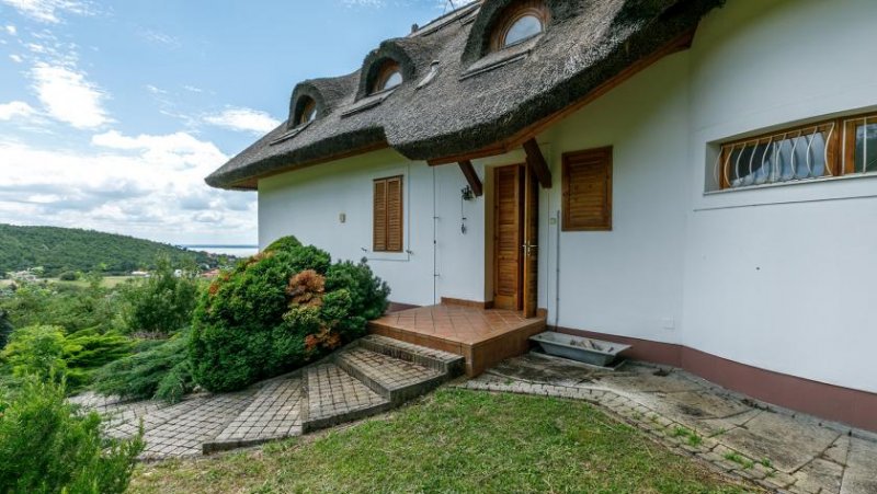 Balatongyörök Rarität! Großzügige Reetdach-Immobilie mit Schwimmteich und unverbaubarem Blick auf den Plattensee Haus kaufen