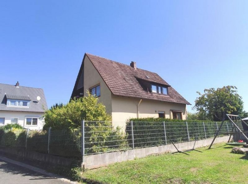 Adelsdorf (Landkreis Erlangen-Höchstadt) Einfamilienhaus mit Garagenanbau und großem Garten Haus kaufen