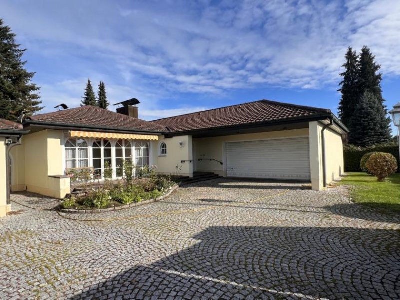 Pocking Bungalow mit großem Garten und 3 Garagen Haus kaufen