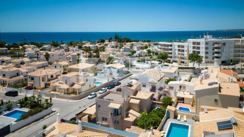 Albufeira 

Charmante Villa in privilegierter Lage, nur wenige Gehminuten vom Strand mit 3 Bars/Restaurants und Wassersportaktivitäten