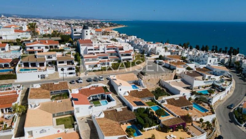 Albufeira Diese einstöckige, traditionelle Villa wurde komplett renoviert und auf den heutigen modernen Standard gebracht. Es bietet eine